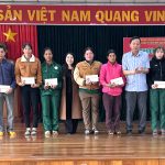 Cao su Chư Păh tặng quà công nhân có hoàn cảnh khó khăn