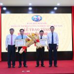 Trao Huy hiệu 30 năm tuổi Đảng cho đồng chí Lê Thanh Hưng và Huỳnh Văn Bảo