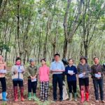 Lãnh đạo Cao su Yên Bái thăm và tặng quà công nhân khai thác