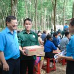 Chủ tịch Công đoàn Cao su Việt Nam thăm hỏi, động viên công nhân đồng bào làm việc tại Cao su Hòa Bì...